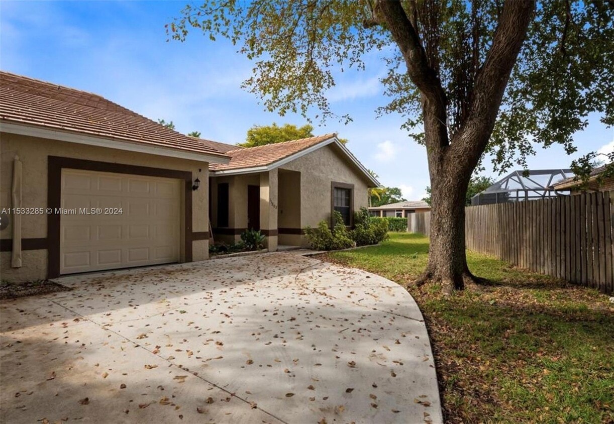 Primary Photo - 11808 NW 32nd Ct