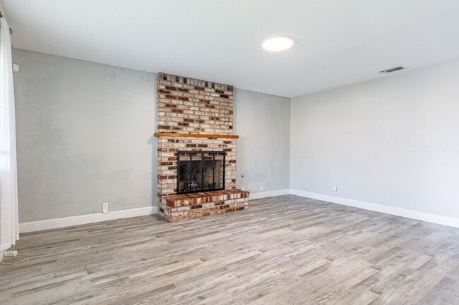 Building Photo - 644 Swallow Dr
