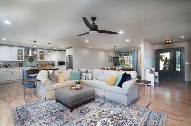 Building Photo - Warm & Cozy Home in Springfield!