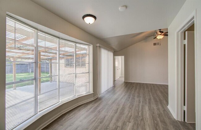 Foto del edificio - 15611 La Casa Ln