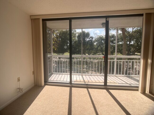 Foto del edificio - 2581 Village Blvd