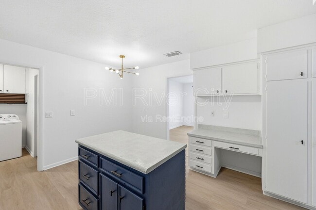 Building Photo - 2860 Cedarcrest Dr