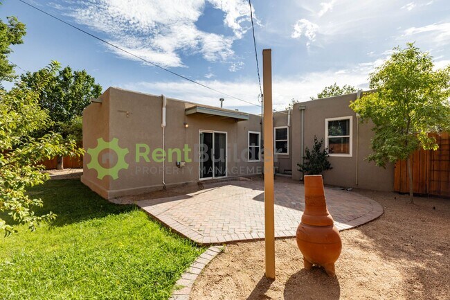 Foto del edificio - 816 Loma Vista Dr NE