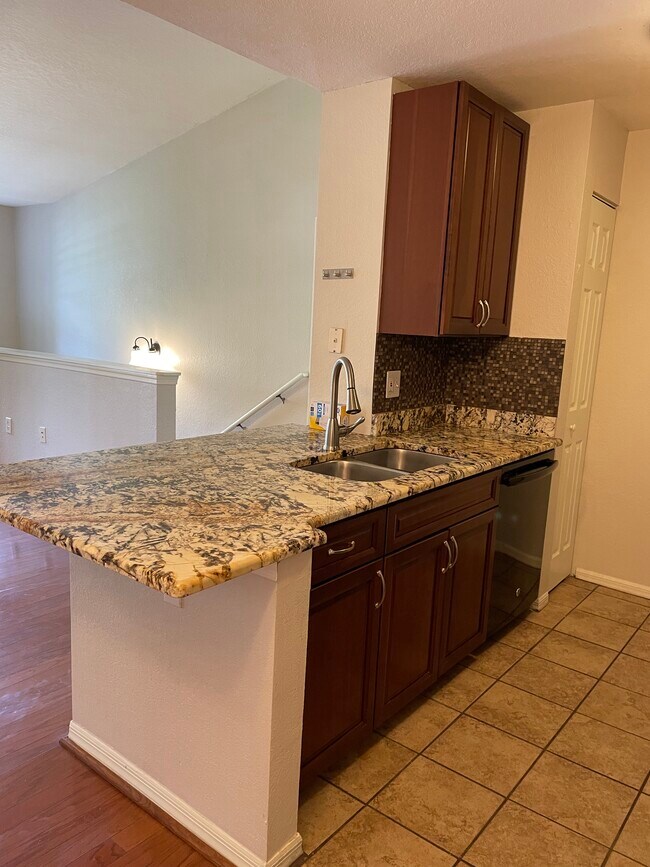 Foto del edificio - 8821 Manor Loop