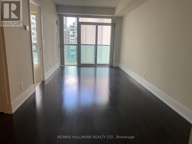 Photo du bâtiment - 70 Roehampton Ave