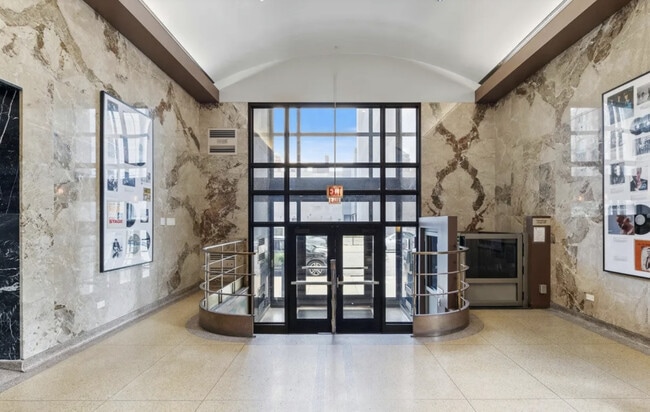 Building Photo - 320 E 21st St