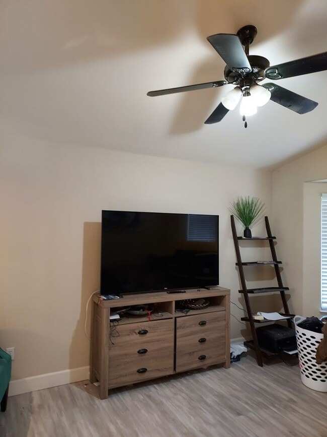 Building Photo - Four bedroom w/ Studio