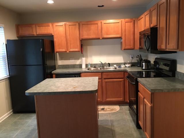 Building Photo - Townhouse available in Summer Wood!