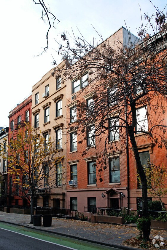 Primary Photo - 272 Henry St