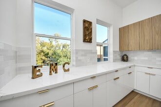 Building Photo - 1216 D E 34th St