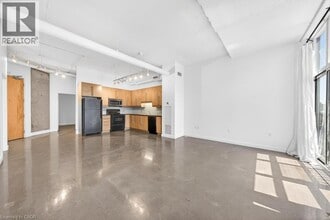 Building Photo - 66 Bay St S