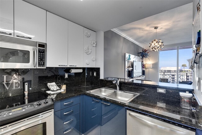 Building Photo - 511 SE 5 Ave