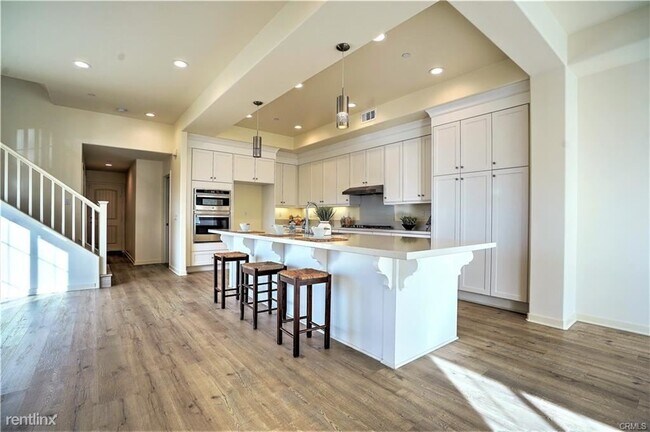 Foto del edificio - 5 br, 4 bath House - 22117 Normandie Ave