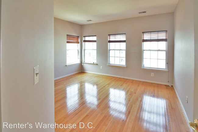 Building Photo - 2 br, 2.5 bath House - 2665 Manhattan Plac...