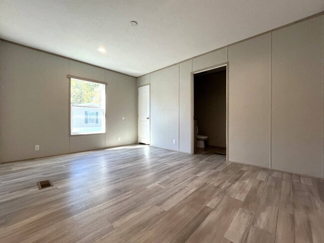 Building Photo - 3110 Victory Dr