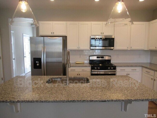 Building Photo - 764 Putney Hl Rd