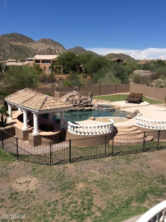 Foto del edificio - 5 br, 3.5 bath House - 8706 E Oak St