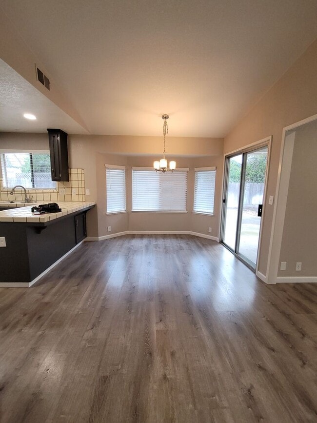 Building Photo - 4Bx2B Available Now!! 1153 Bud Place, Mant...
