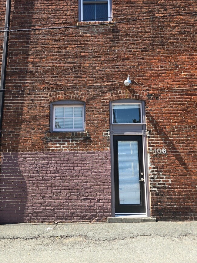 Building Photo - 302 Goshen St