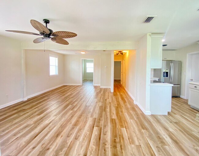 Foto del edificio - 3/2 Beachside Bungalow with Garage!
