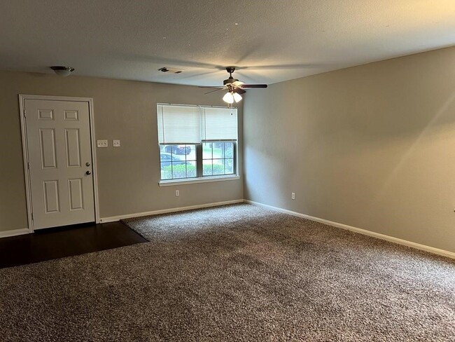 Foto del edificio - 6519 Mildenhall Ct