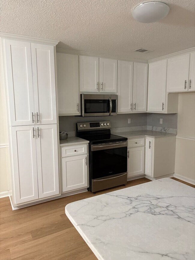 Foto del edificio - 121 Pine Lakes Cir