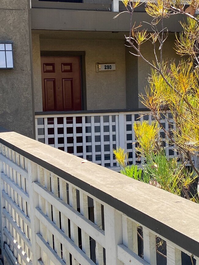 Building Photo - Claredon Hills Community Condo - Hayward 2...