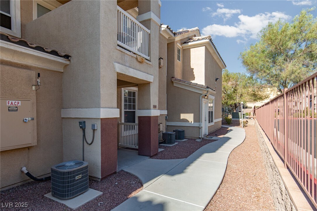 Foto principal - 5855 Valley Dr