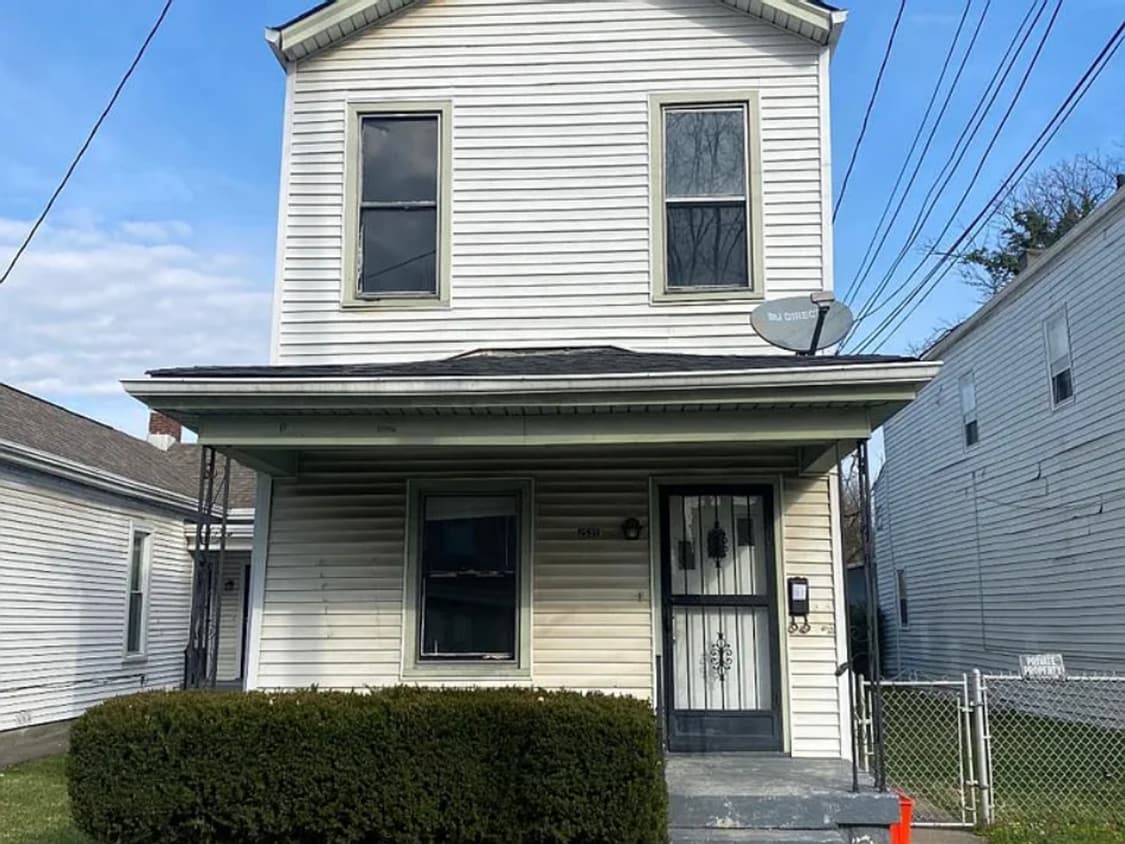 Photo - 2539 Bank St.