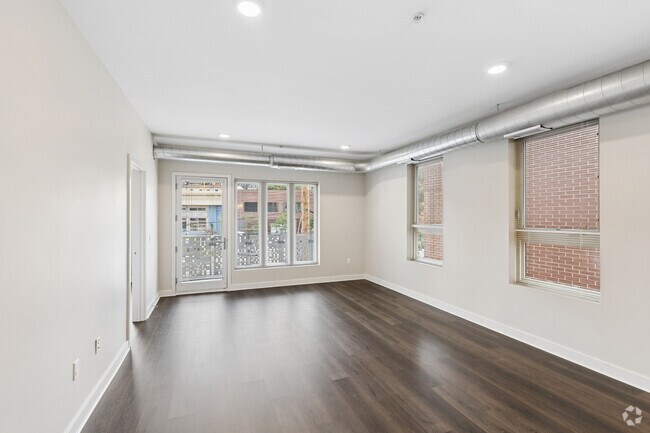 2 habitaciones, 2 baños - 1213 pies cuadrados - Sala de estar - The Square on Butler