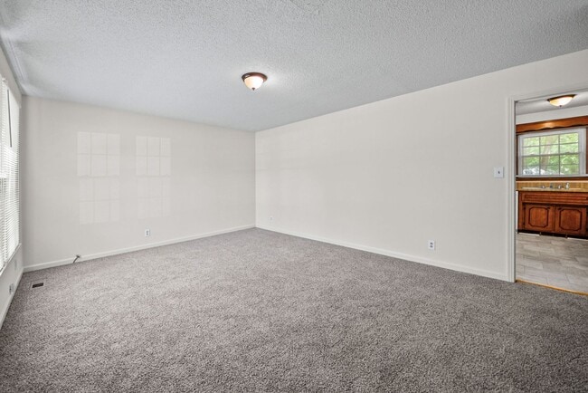 Building Photo - 4 Bedroom Pet Friendly Home For Rent Near Post!