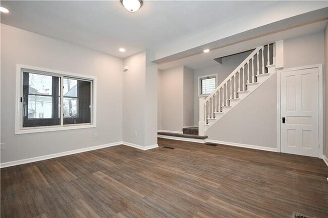 Building Photo - Beautifully Remodeled 3 Bedroom House in C...