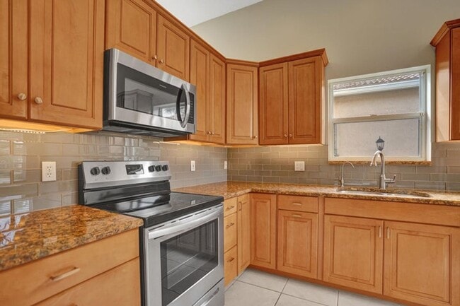 Building Photo - 16658 La Mesa Dr