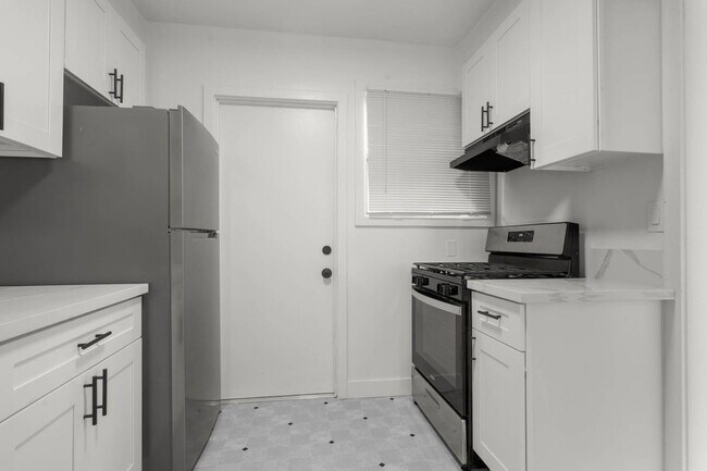 Foto del edificio - 3339 Stocker St W