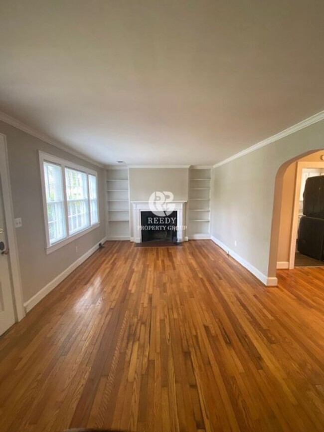 Building Photo - 2 bed 1 bath Brick Duplex in Historic Earl...