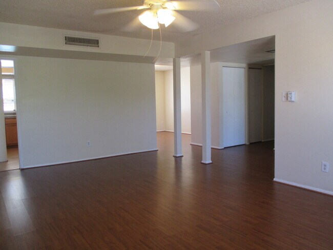 Foto del edificio - Tempe 4 Bed 2 Bath Includes Pool & Landscaping - Great Location