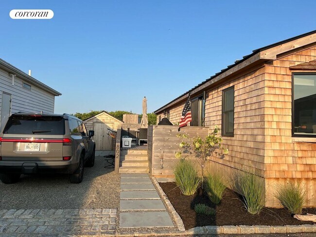 Foto del edificio - 100 Deforest Rd