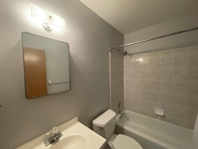 Building Photo - 7 Vimy Crescent