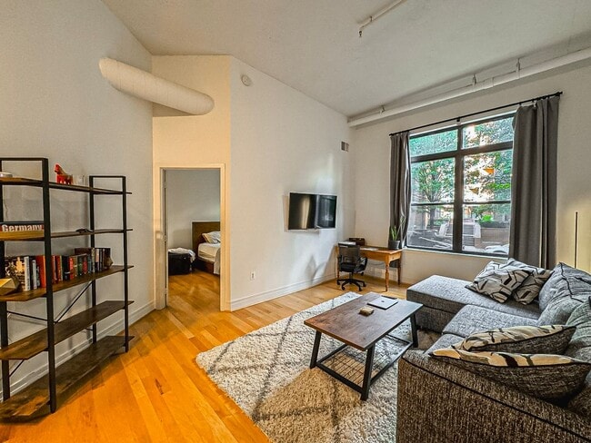 Building Photo - Luxurious 1 Bed 1 Bath Condo In Desired Courthouse Community - Water Included in Rent!