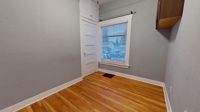 Building Photo - Excellent Location, Large Four Bedroom Bre...