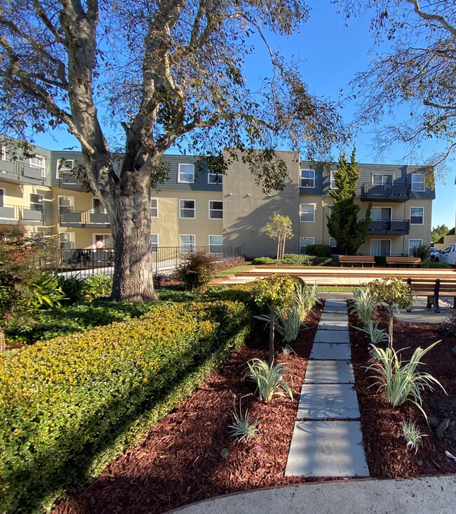 Building Photo - Skycrest Apartments