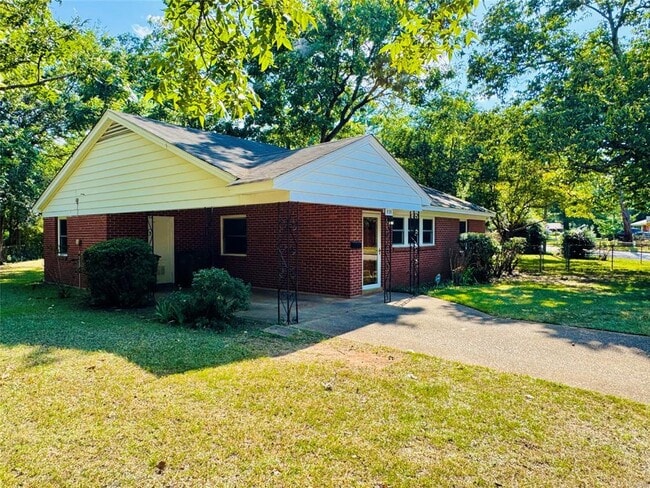 Building Photo - 929 Parkwood Dr