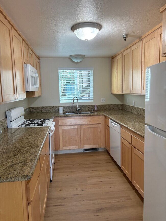 Foto del edificio - Great West Petaluma 2/1.5 Home - 422B Upham Street