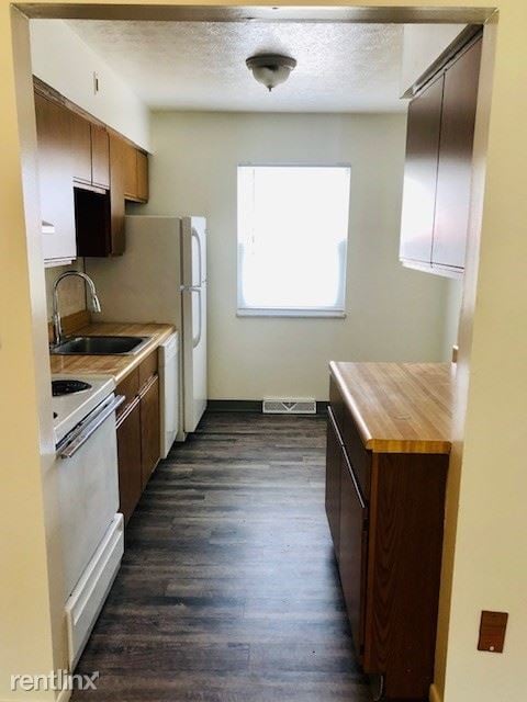 Building Photo - 2 br, 1.5 bath Townhome - 169 W Overdale Dr