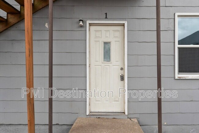 Building Photo - 533 Brown Ave