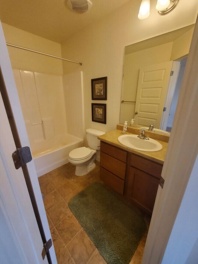 Building Photo - Huge 2 Bedroom Townhome for Rent at The Di...