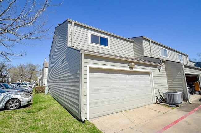 Building Photo - 2379 Briarwest Blvd
