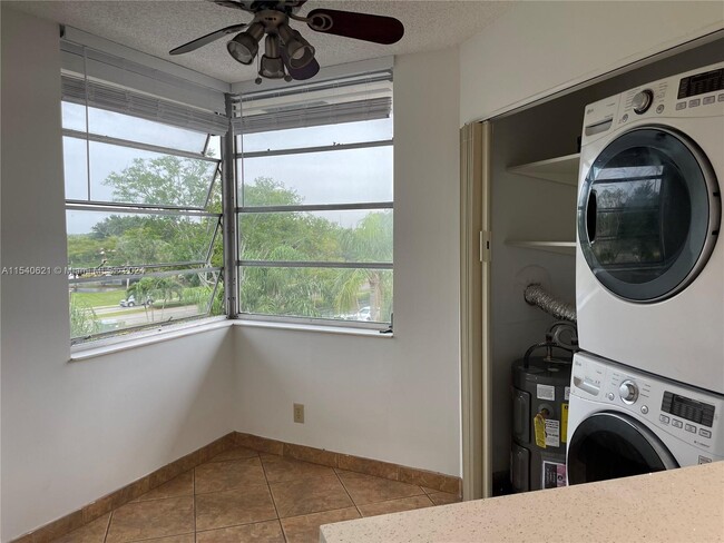 Building Photo - 1931 Sabal Palm Dr