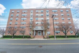 Building Photo - 465 Valley St