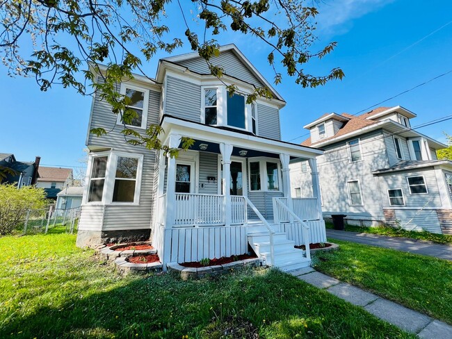 Building Photo - AVAILABLE JUNE - 4 Bed 1.5 Bath Home in Superior